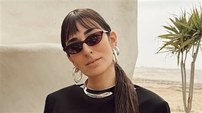 أمينة خليل تتألق بإطلالات أنيقة بالتعاون مع COS وتبرز مفهوم “الأناقة السهلة”