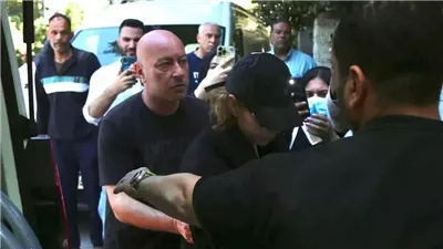 وداع مؤثر لوالد منة شلبي… كريم عيد العزيز يحتضنها ولبلبة تساندها 