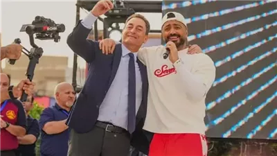  تامر حسني والسفير الفرنسي يشعلان المسرح… لحظات عفوية ورسائل حب من جيل جديد