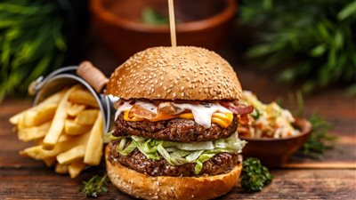 طريقة عمل برجر اللحم اللذيذ بخطوات سهلة مثل المطاعم