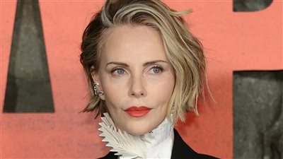 بإطلالة فاضحة تشارليز ثيرون تثير الجدل.. وتتمرد على قيود الأناقة 