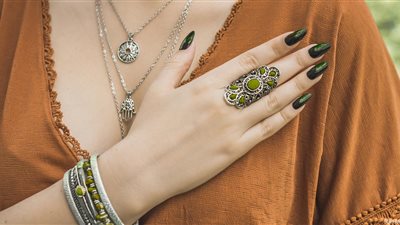 خير أم شر؟ .. تفسير رؤية الإسورة الفضة في المنام لابن سيرين