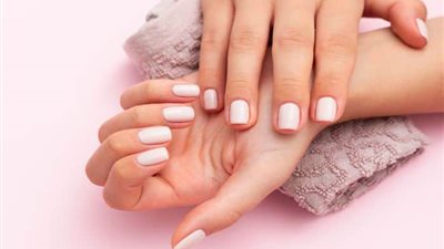 خلطات طبيعية فعالة للتخلص من اصفرار الأظافر واستعادة لمعانها 