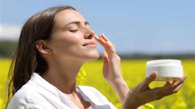  بدون تكاليف أو مواد كيميائية  .. طريقة عمل واقي شمس طبيعي في المنزل 