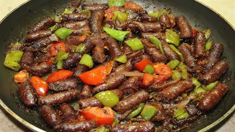 السجق بالبصل والطماطم