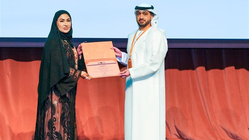 الدكتور حمد المطيري يكرم المحاضرة