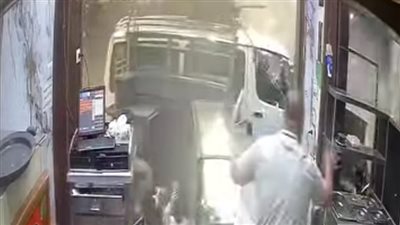 فيديو صادم لحادث اقتحام ميكروباص مطعمًا في المرج.. والداخلية تتحرك للتحقيق