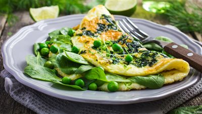 طريقة عمل  أومليت البيض  بالسبانخ والزيتون في مطبخك 
