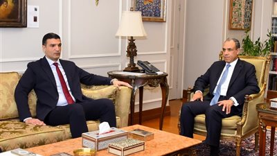 وزير الخارجية يبحث مع وزير الصناعة ورئيس هيئة الاستثمار تعزيز التصنيع وجذب الاستثمارات الأجنبية