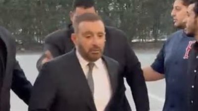 بحضور أحمد السقا وحسن الرداد.. نجوم الفن يساندون حمدي الميرغني في عزاء والده 