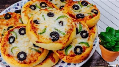 طريقة عمل الميني بيتزا بخطوات سهلة وسريعة في المنزل 