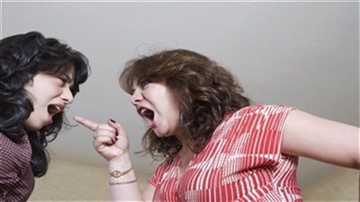 كيف أجعل أمي تتوقف عن معاملتي كطفلة؟