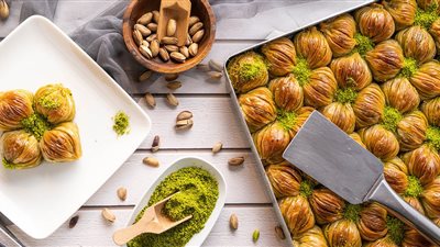 طريقة عمل البقلاوة بحشوة الشوكولاتة بخطوات سهلة وسريعة 