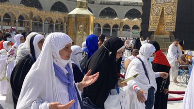 هل يجوز للحاج الطواف بالأدوار العلوية أثناء أداء المناسك؟.. الإفتاء تُجيب