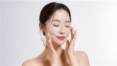 7خطوات للحصول على بشرة لامعة ونقية كالزجاج مثل الكوريات