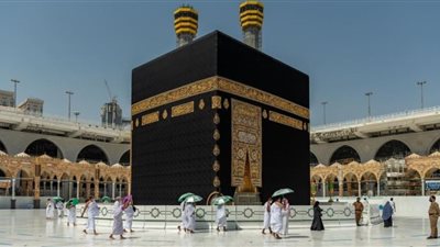  ماذا يفعل مريض «السلس» عند الطواف؟  .. الإفتاء تُجيب