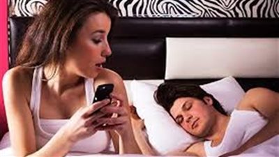 زوج يسأل: زوجتي تتحدث مع رجل آخر.. ماذا أفعل؟