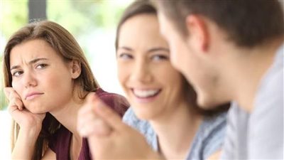 سيدة تسأل: ما هي تصرفات الرجل الذي يخون زوجته؟