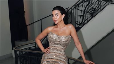 يارا السكري تتألق بإطلالة ذهبية ساحرة في مهرجان كان السينمائي
