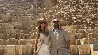 جيسون ستاثام يخطف الأنظار في أهرامات الجيزة خلال زيارته إلى مصر