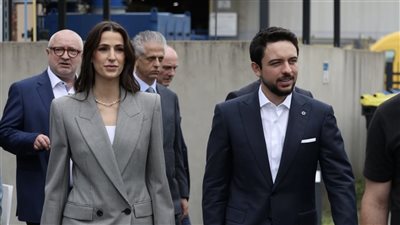     رجوة الحسين تتألق ببدلة ملكية عصرية خلال زيارتها لألمانيا