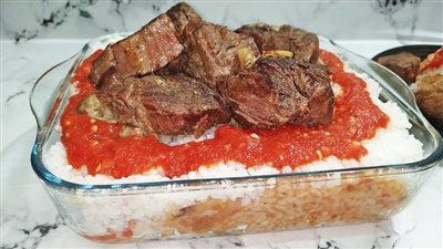 سفرة أول يوم العيد.. طريقة عمل فتة اللحمة بالخل والثوم  