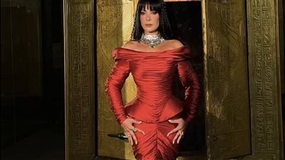 منى زكي تخطف الأنظار بإطلالة حمراء ملكية تجمع بين الجرأة والفخامة