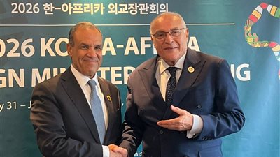 وزير الخارجية يبحث مع نظيره الجزائري تعزيز التعاون الثنائي والتنسيق حول القضايا الإقليمية