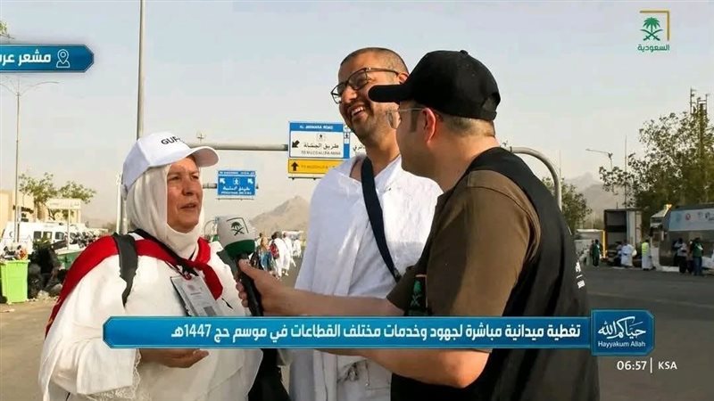 مشهد أم في الحج مع نجلها 