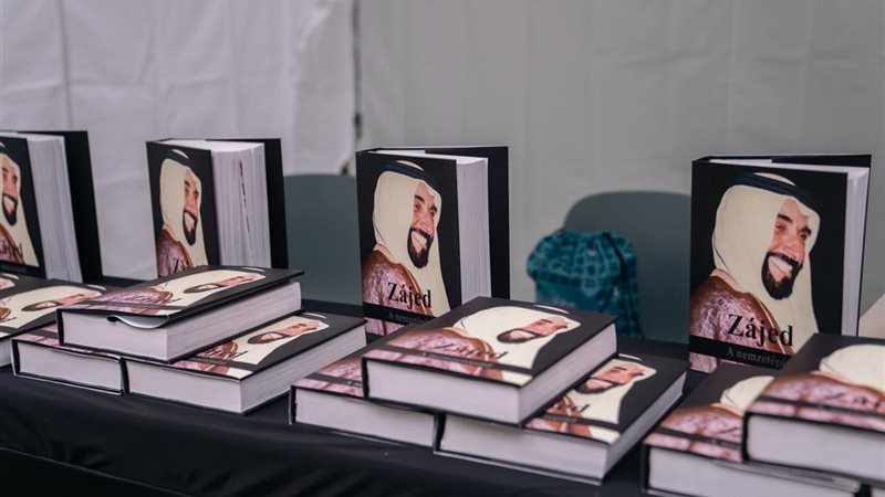 كتاب (زايد رجل بنى