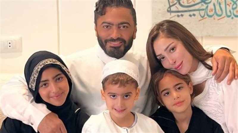 بسمة بوسيل مع تامر حسني وأطفالهما