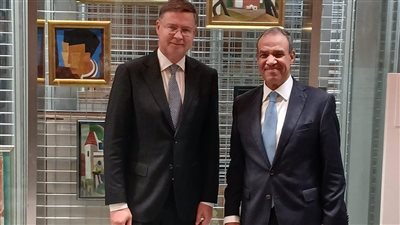 وزير الخارجية والمفوض الأوروبي للاقتصاد يبحثان تعزيز التعاون الاقتصادي بين مصر والاتحاد الأوروبي