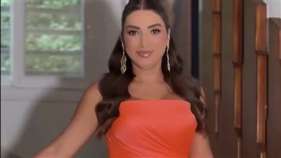 روجينا تخطف الأنظار بإطلالة صيفية أنيقة.. فستان مرجاني ولمسات ناعمة تعكس الرقي والبساطة