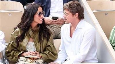 براد بيت وحبيبته إينيس دي رامون يخطفان الأنظار في نهائي فرنسا المفتوحة وسط أجواء من الحب 