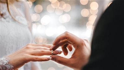 فتاة تسأل: هل يجوز ارتداء النظارات في حفل الزفاف؟