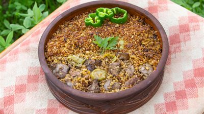 لوجبة غداء صحية وشهية .. طريقة عمل طاجن اللحم بالفريك 