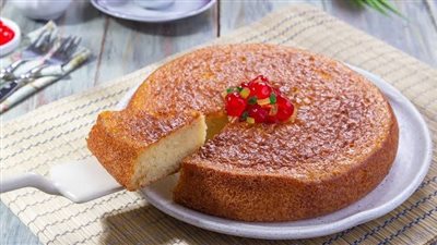 طريقة عمل كيكة الزبادي اللذيذة بمكونات بسيطة في مطبخك 
