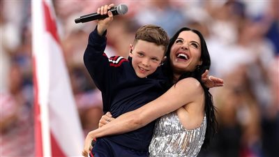 كاتي بيري تخطف الأضواء في ختام افتتاح كأس العالم 2026 وطفل يسرق القلوب.. هل ابنها؟ 