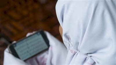 هل تجوز الصلاة بالمصحف أو الموبايل؟..  أمين الفتوى يُجيب