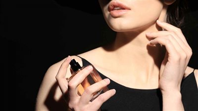 روائح جذابة وأنثوية .. أفضل 7 عطور فاخرة تدوم طويلاً