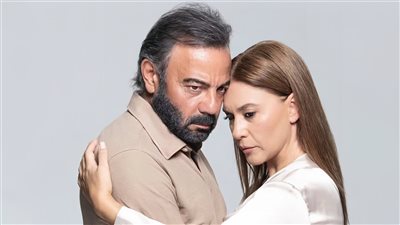 بعد شائعات الانفصال.. نجمة شراب التوت وخطيبها يثيران الجدل بظهور جديد معاً