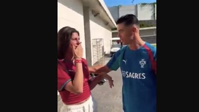 دموع معجبة تُشعل المنصات.. رونالدو يواسي بلوجر قبل كأس العالم.. وجورجينا تعلق