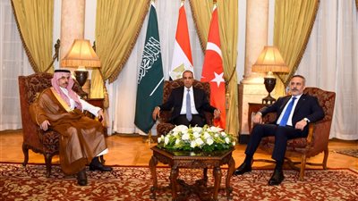 وزراء خارجية مصر والسعودية وتركيا يبحثون بالقاهرة تطورات الأوضاع الإقليمية