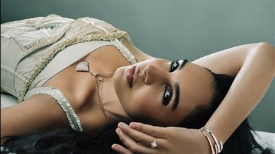 سلمى أبو ضيف تتألق في جلسة تصوير عالمية مع مجلة YUNG وبولغري وتجمع بين الأناقة والفن