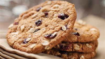 صحي ولذيذ ..   طريقة عمل   كوكيز الشوفان بالتفاح المجفف والزبيب