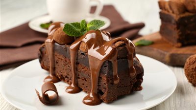 سهلة ولذيذة.. طريقة عمل كيكة الشوكولاتة بالزبدة والحليب