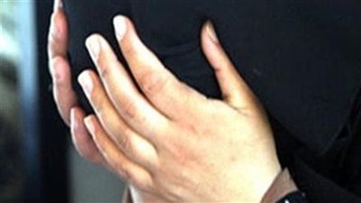 سيدة تطعن فرد شرطة بسلاح أبيض داخل مستشفى أكتوبر خلال تهريب نجلها 