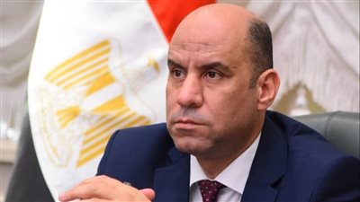 وزير العمل يوجه بمتابعة حادث انقلاب سيارة تقل عمالًا بطريق العلمين