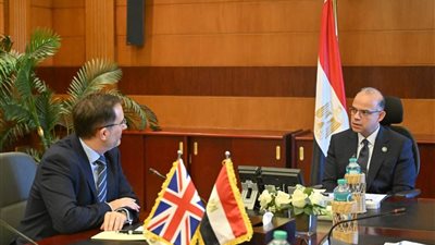 وزير الاستثمار يبحث مع سفير المملكة المتحدة تعزيز الشراكة الاقتصادية وتوسيع الاستثمارات البريطانية في مصر