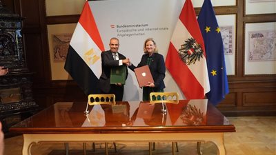   وزير الخارجية يجري أول مشاورات سياسية مع نظيرته النمساوية ويوقع اتفاق الخدمات الجوية